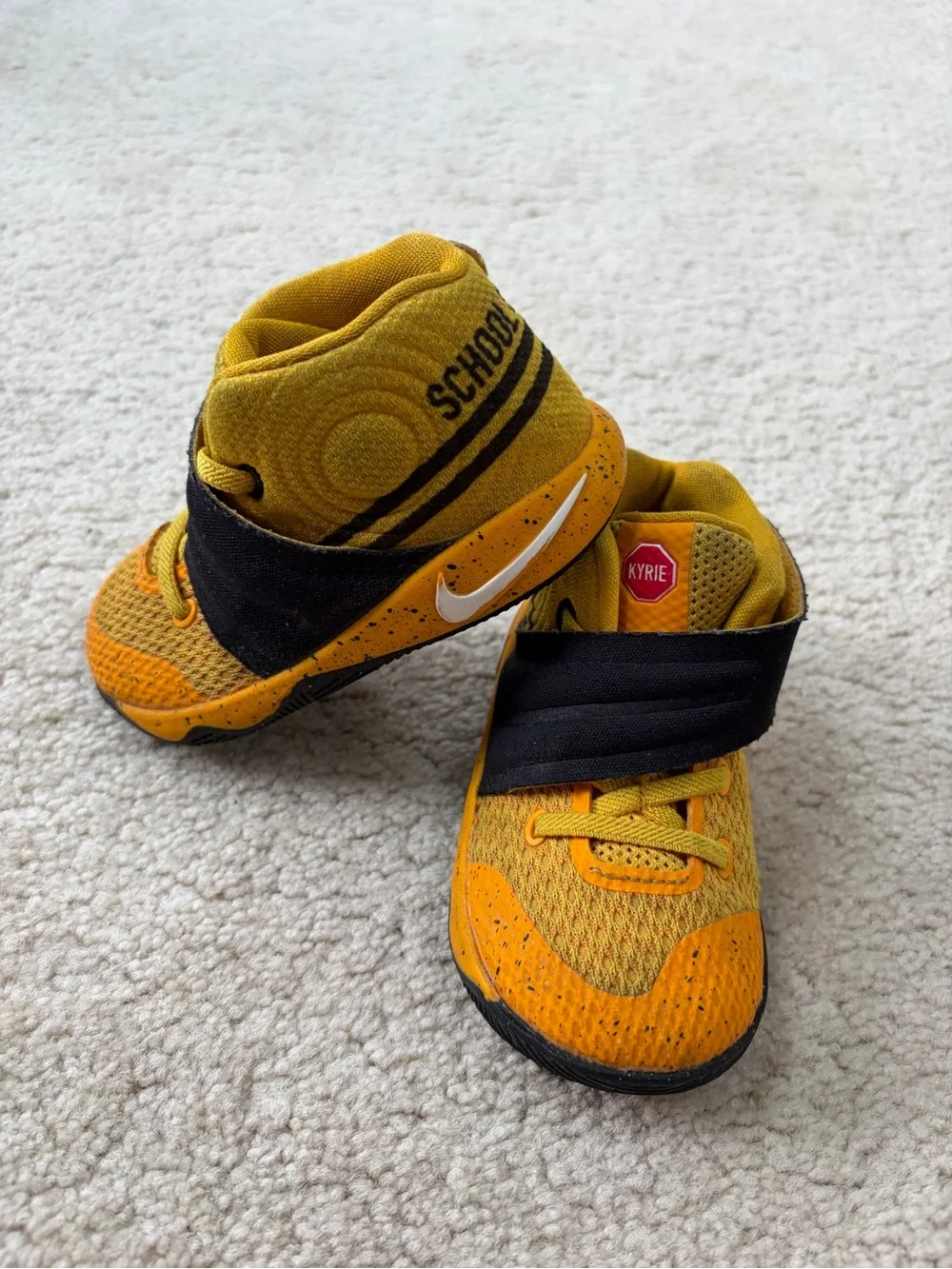 Nike Size 7 / 7C Kyrie 2 GS School Bus Gold Black Athletic Sneakers